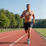 Imagine cu un bărbat care face sport în aer liber, alergând pe o pistă